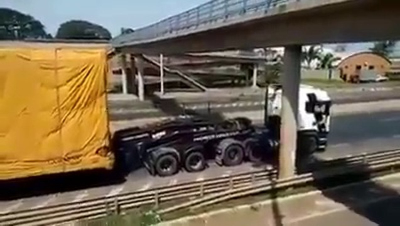 Ca passe au millimètre près... Bravo au chauffeur!