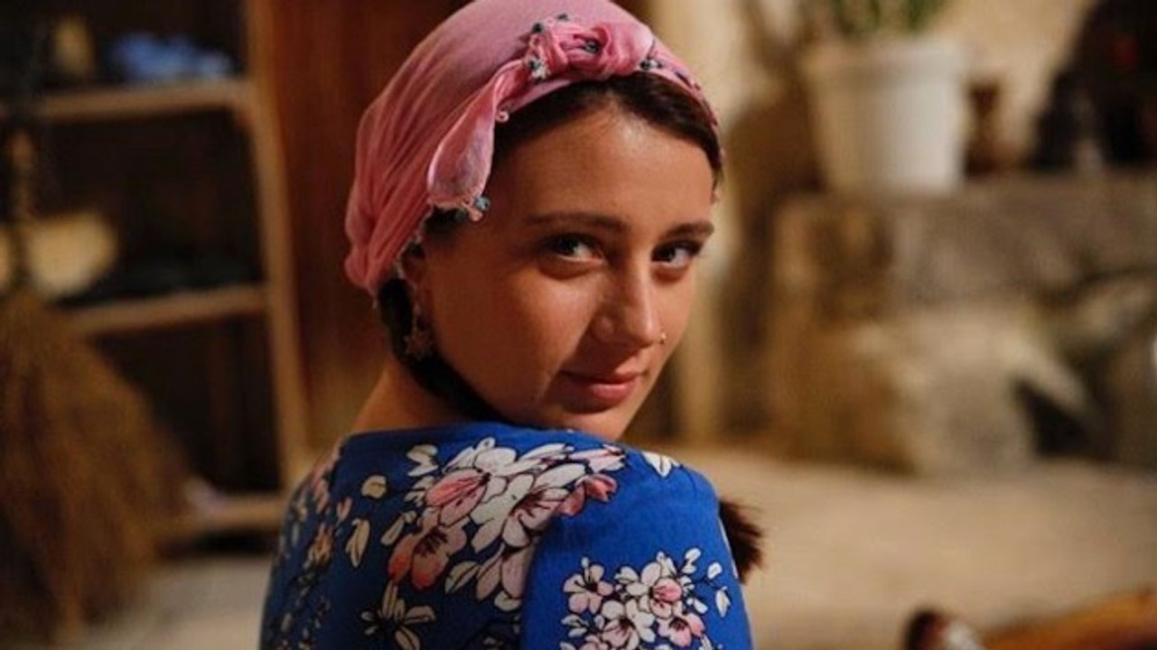 Gizem Karaca, Yeni Filminde Renkli Elbiseleriyle Mardinli Görümce Rolünde Büyüledi 🎬