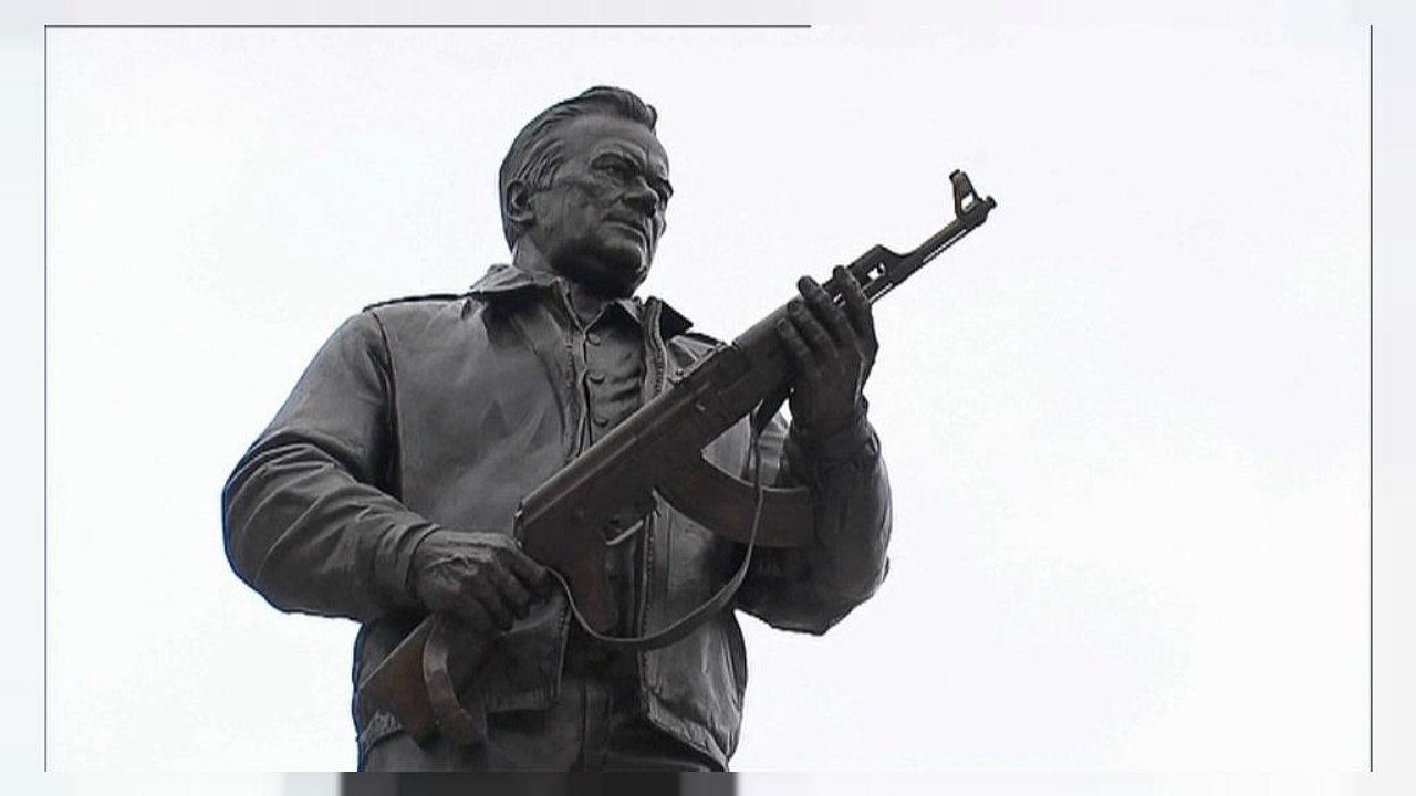 Kalashnikov: a Mosca una statua per l'ideatore