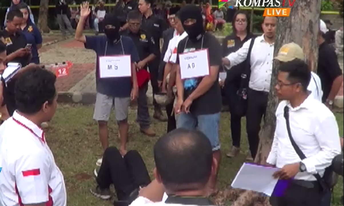 Polisi Rekonstruksi Tarung Ala Gradiator