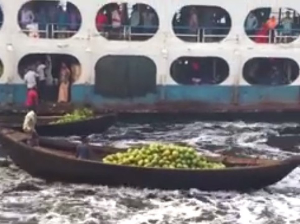 Crazy boat terminal in Bangladesh - videoEggs