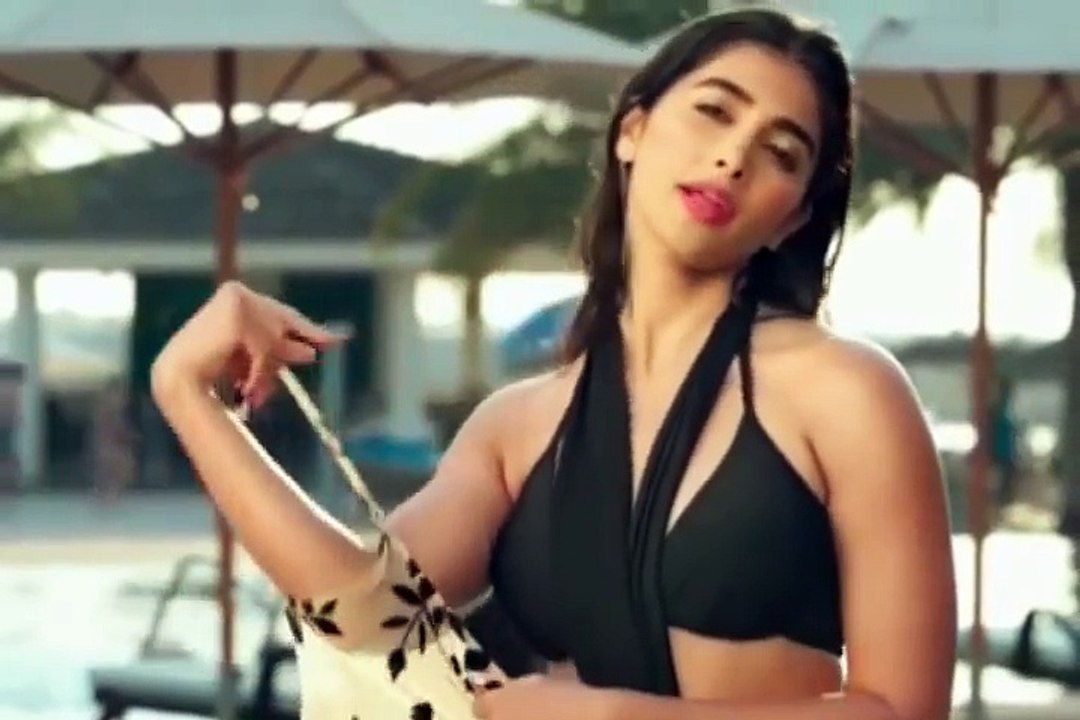 Pooja Hegde Hot Boom & Navel In Bikini