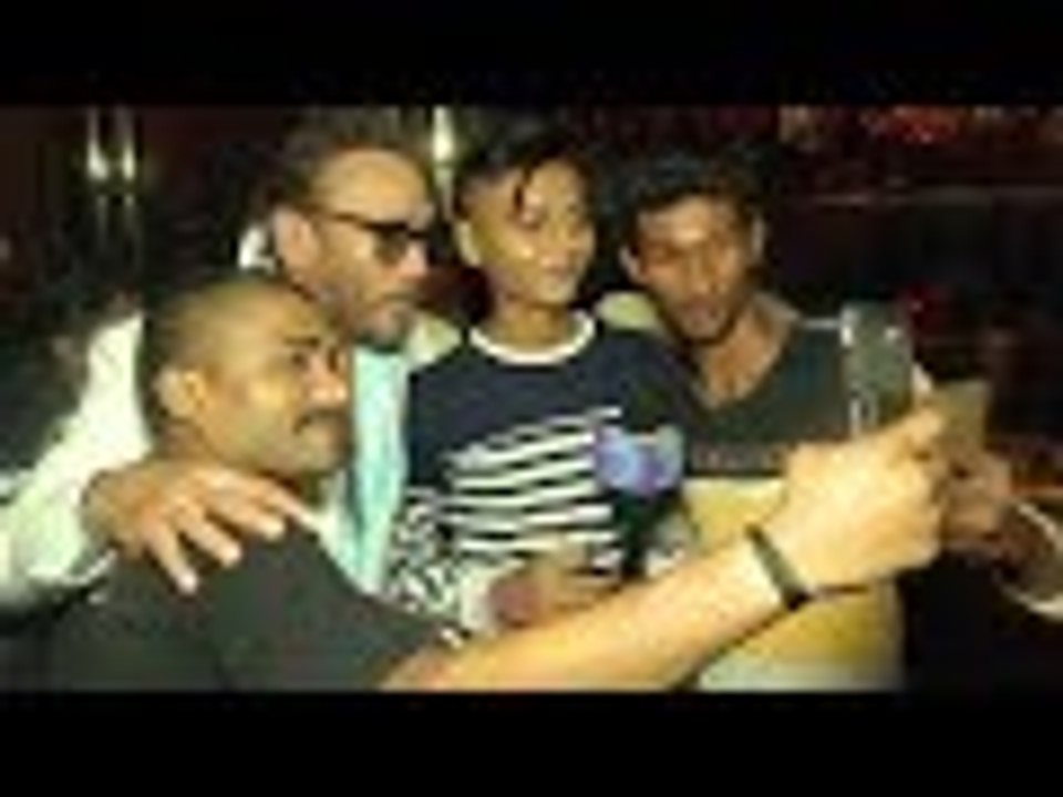 Jackie Shroff Clicks Selfie With Fans | Bollyood Buzz