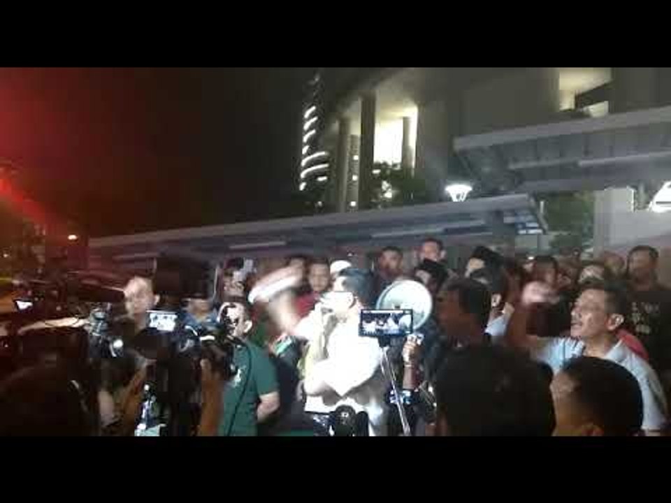 Chanting ‘Hidup Najib’, supporters say arrest meant to demoralise