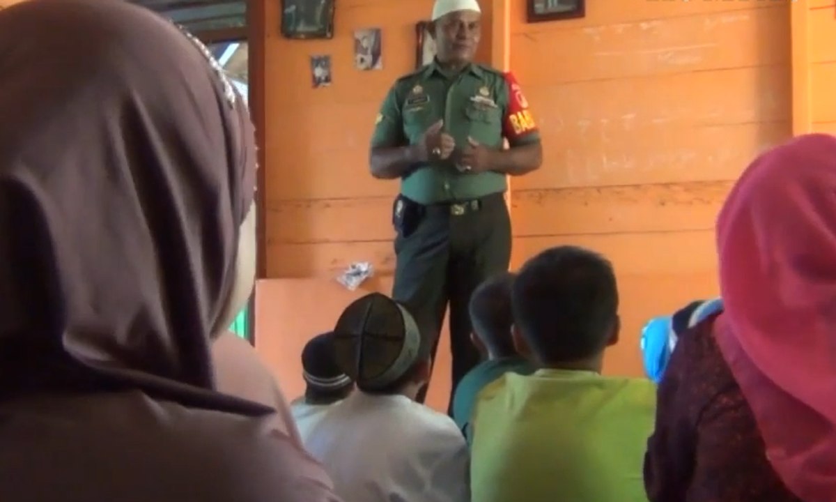 Anggota TNI Ngajar Baca Tulis Huruf Hijaiyah