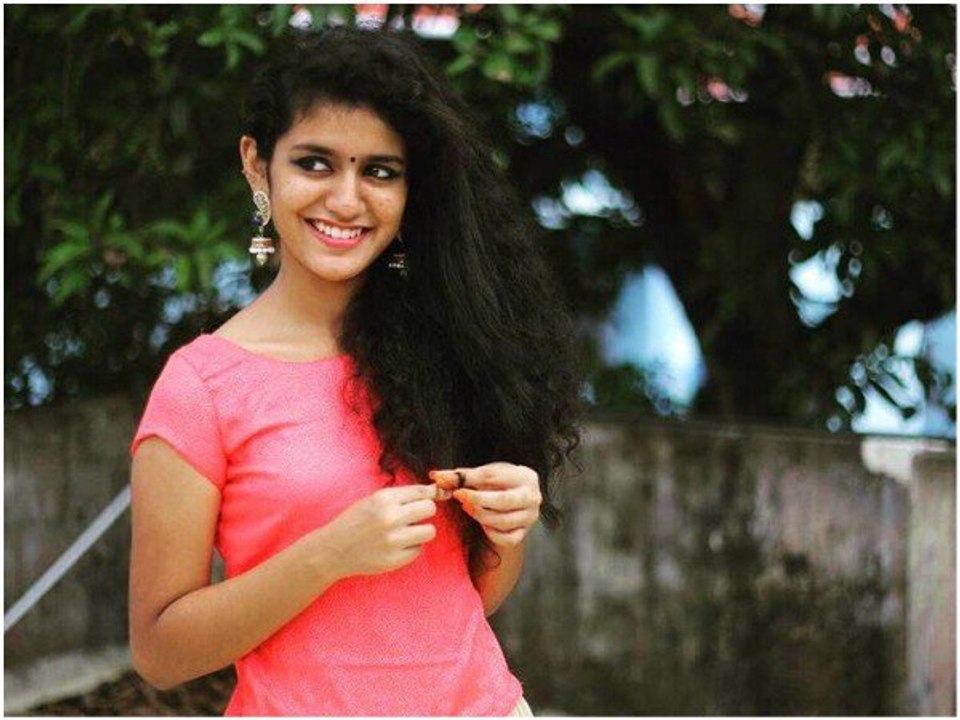 കണ്ണിറുക്കല്‍ സുന്ദരിക്ക് സോഷ്യൽമീഡിയയുടെ  പൊങ്കാല | Oneindia Malayalam
