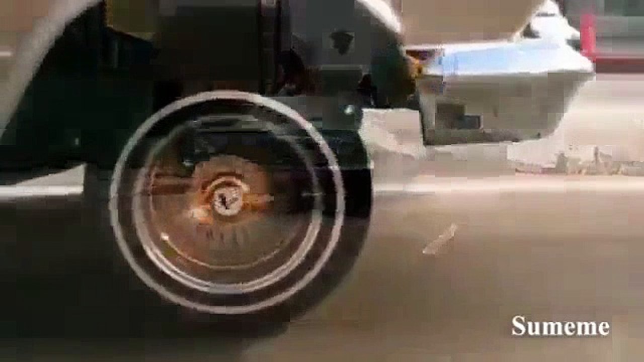 Попугай исполняет Still Dre