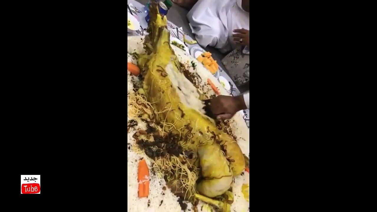 اختراع في المطبخ الخليجي يقطع خروف مشوي في ثواني