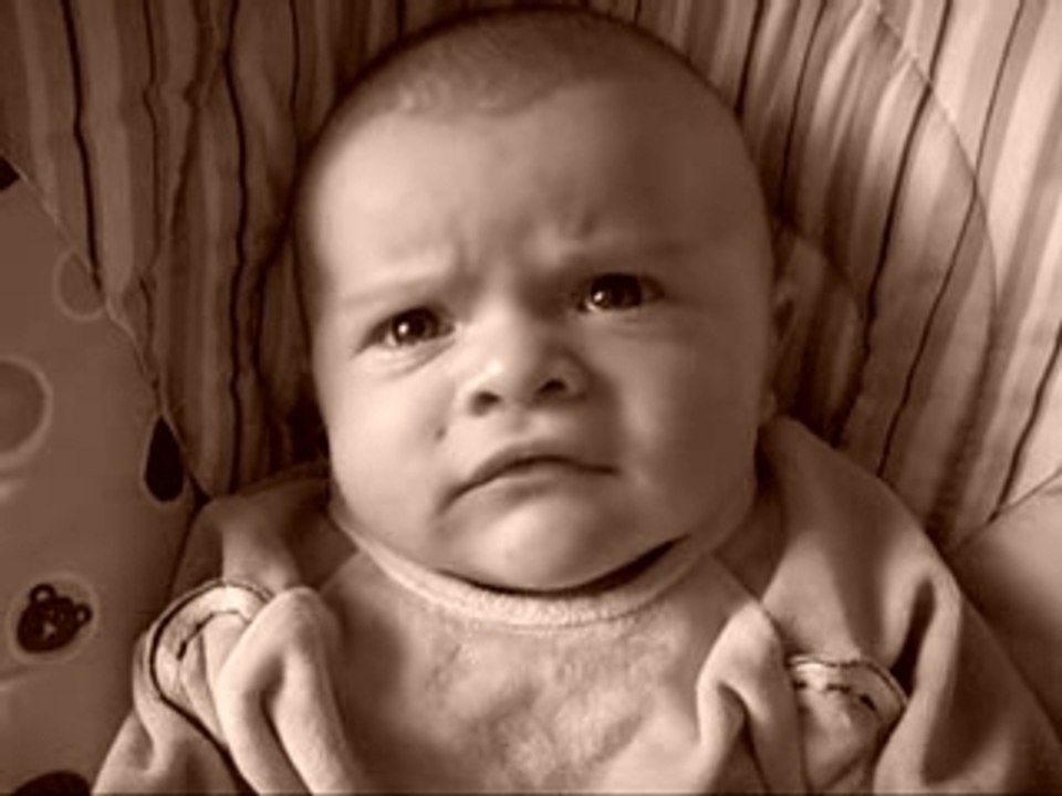 Alan essaie de sourire. Dur dur.