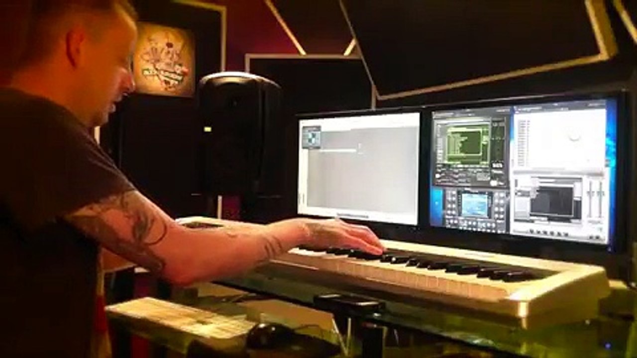 Man Plays Peano 🌟