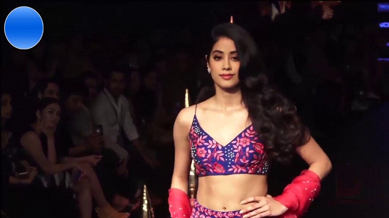 Janhvi Kapoor Beautifull Fassion show