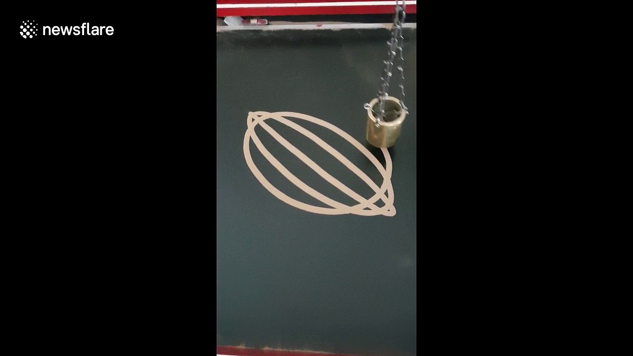 Mesmerising pendulum creates beautiful pattern with sand