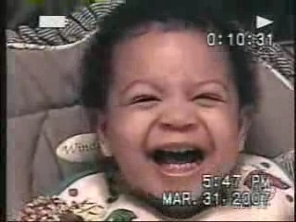 Поглежда Злобно При Команда