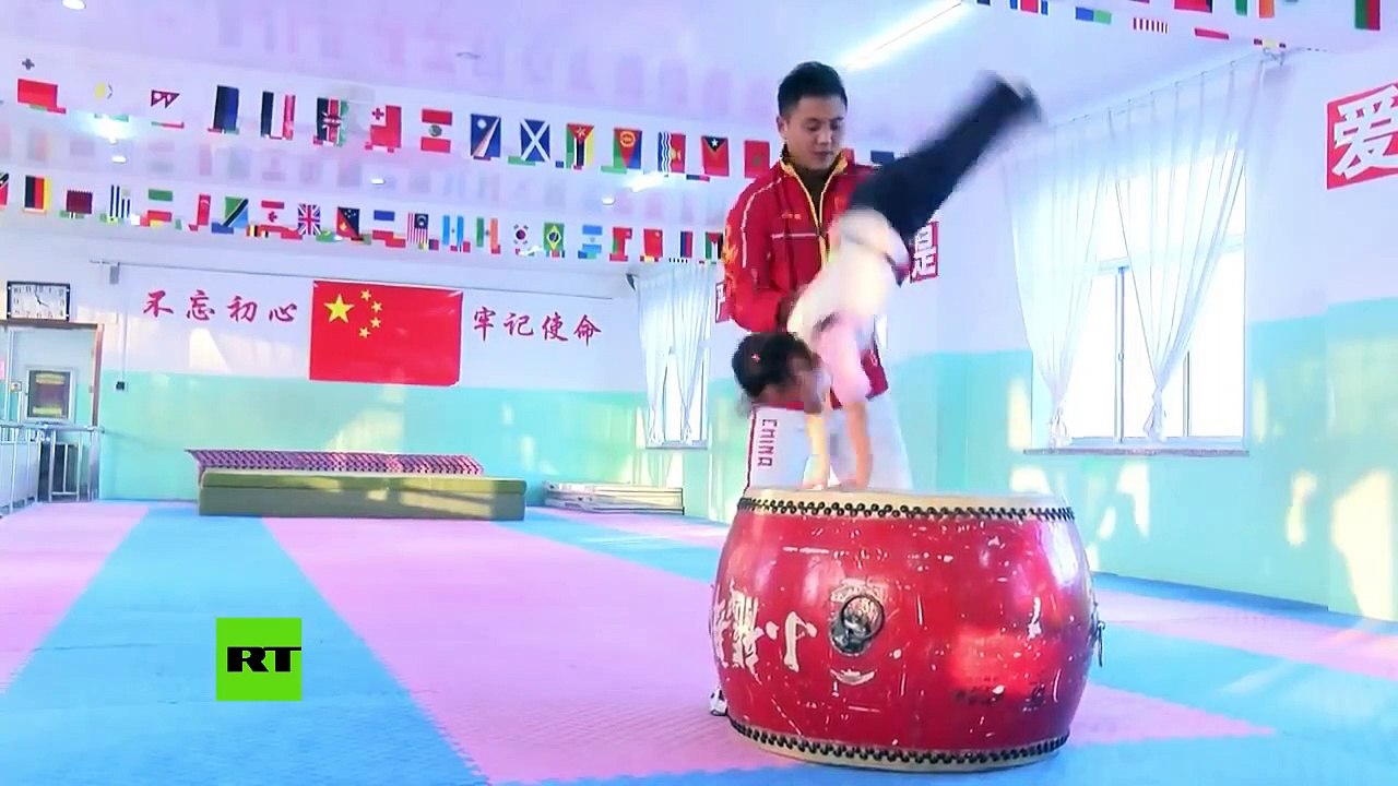 L'entraînement hallucinant d'une petite fille au 'saut de main'