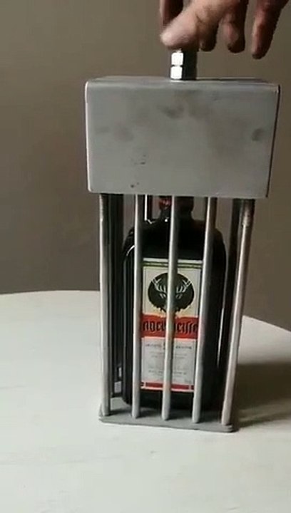 Une cage à Jägermeister