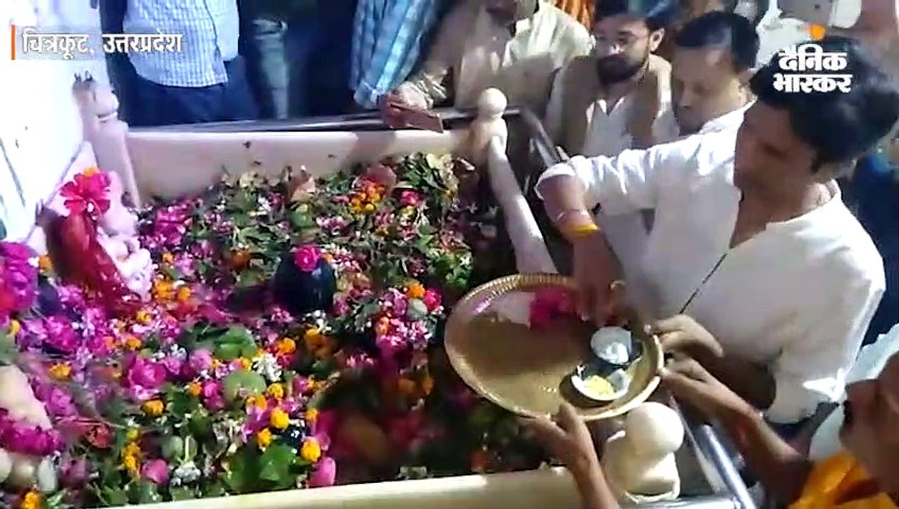 कुमार विश्वास ने कामतानाथ मंदिर में पूजा की