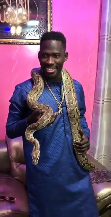 Momo Dieng en mode mystique avec son serpent
