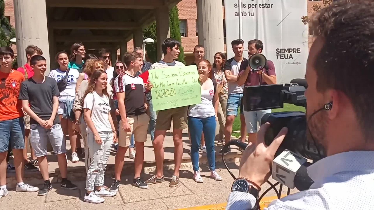 Protesta de estudiantes por el "difícil" examen de matemáticas II en la PAU