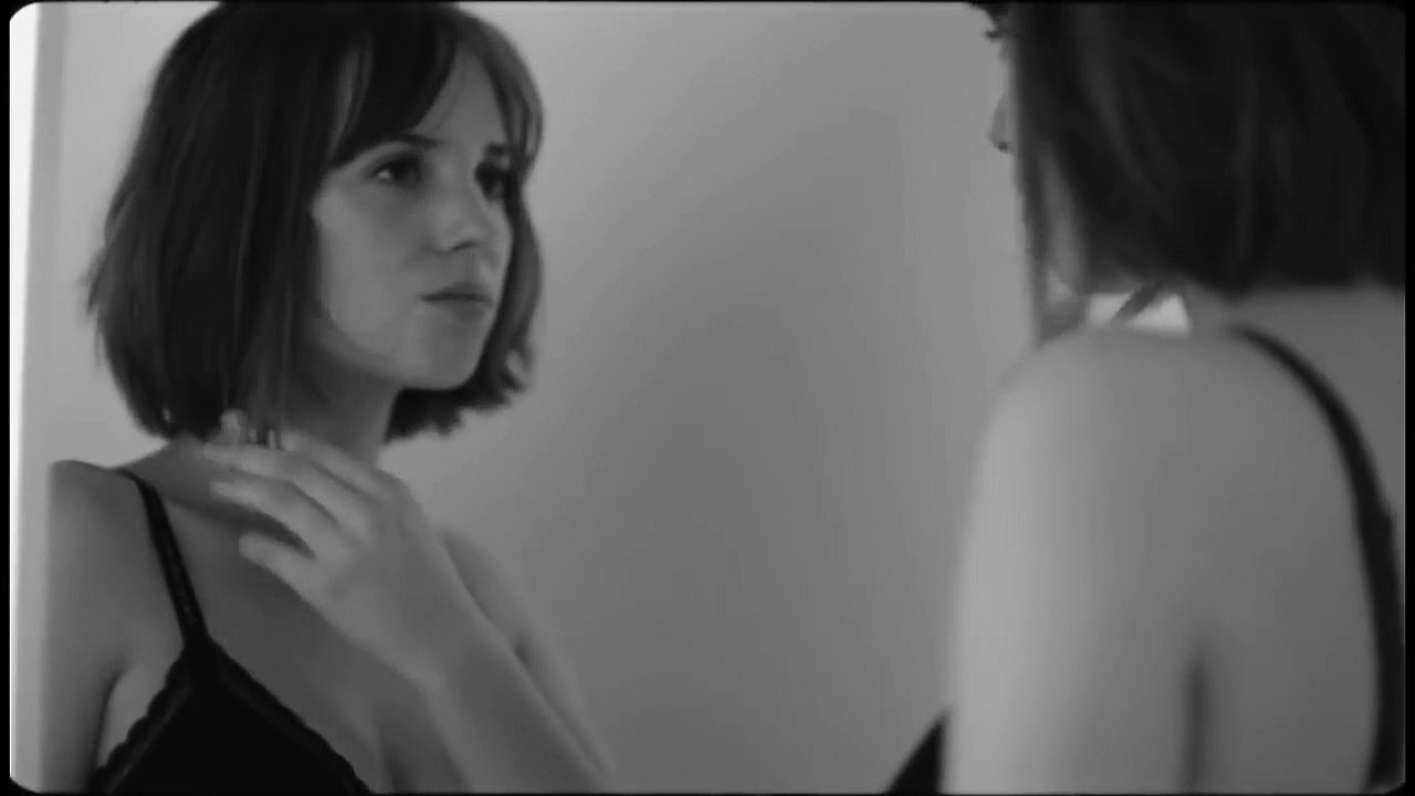 Maya Hawke bikini and hot CLIP