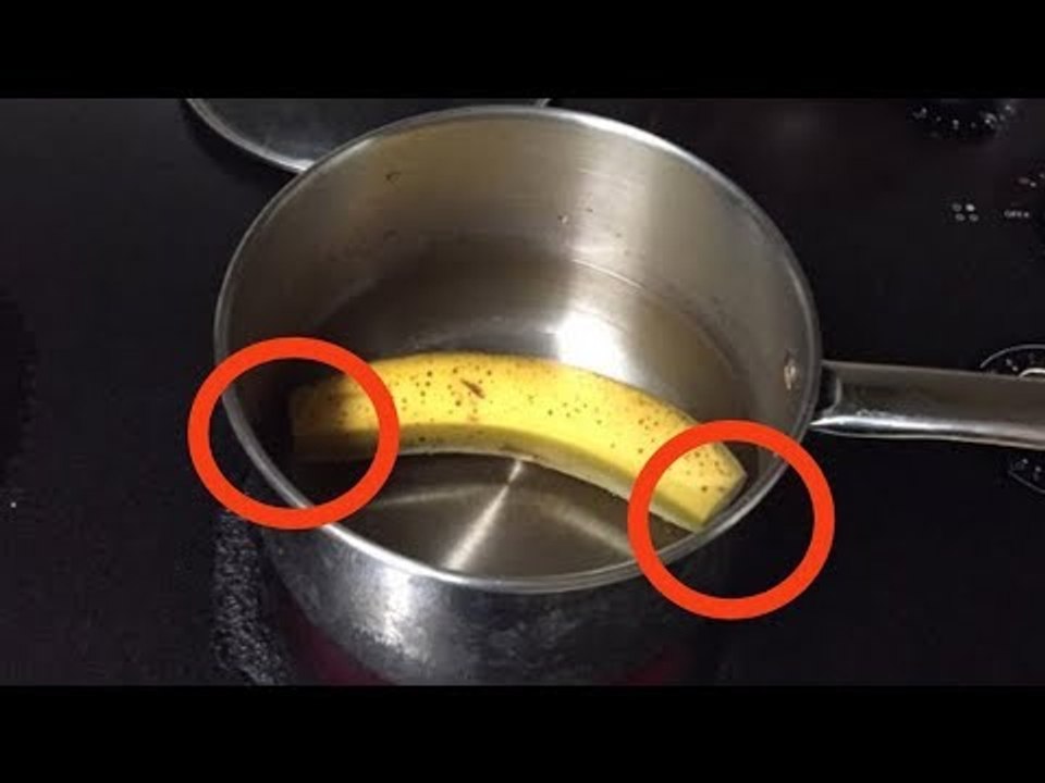 Corte as pontas de uma banana e cozinhe-a.