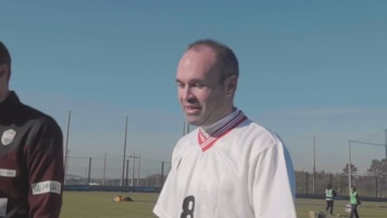 Iniesta prueba el fútbol para ciegos en un anuncio para los Paralímpicos 2020