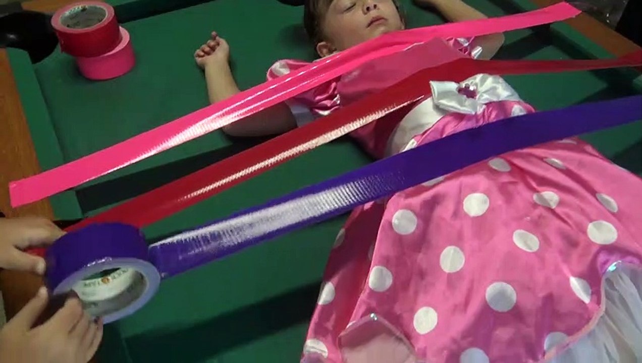 Malévola Colando fitas Coloridas  na Minnie  Mouse