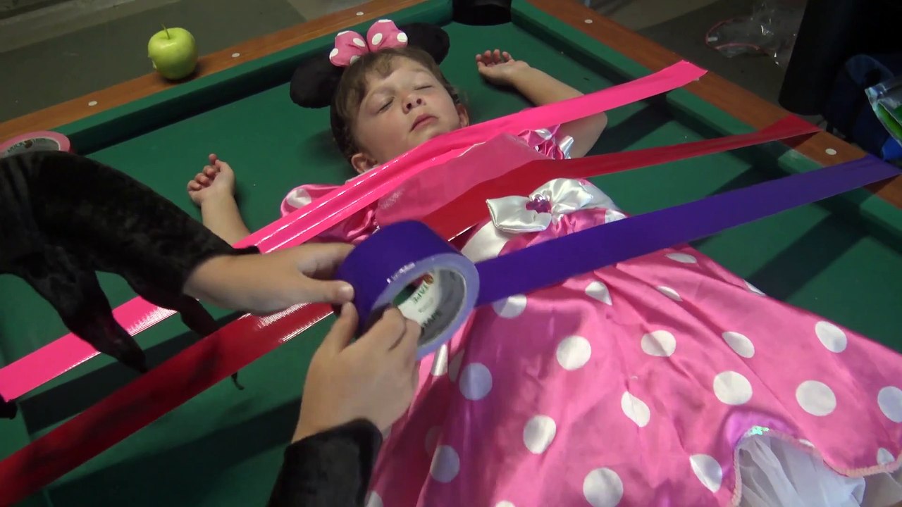 Malévola Colando fitas    Coloridas  na Minnie  Mouse