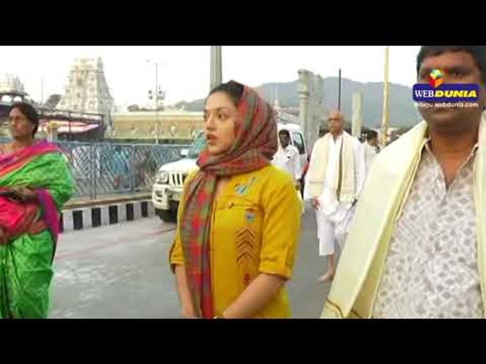 Actress Mehreen Pirzada offers prayers in Tirumala || మీడియాపై మెహ్రీన్ చిందులు ఎందుకు?