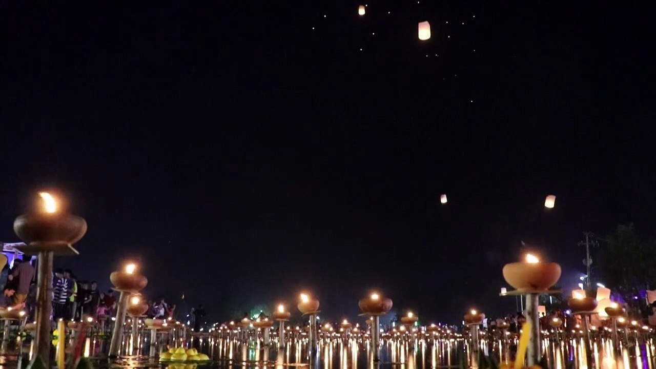 Sky glitters as lanterns released at Thai festival