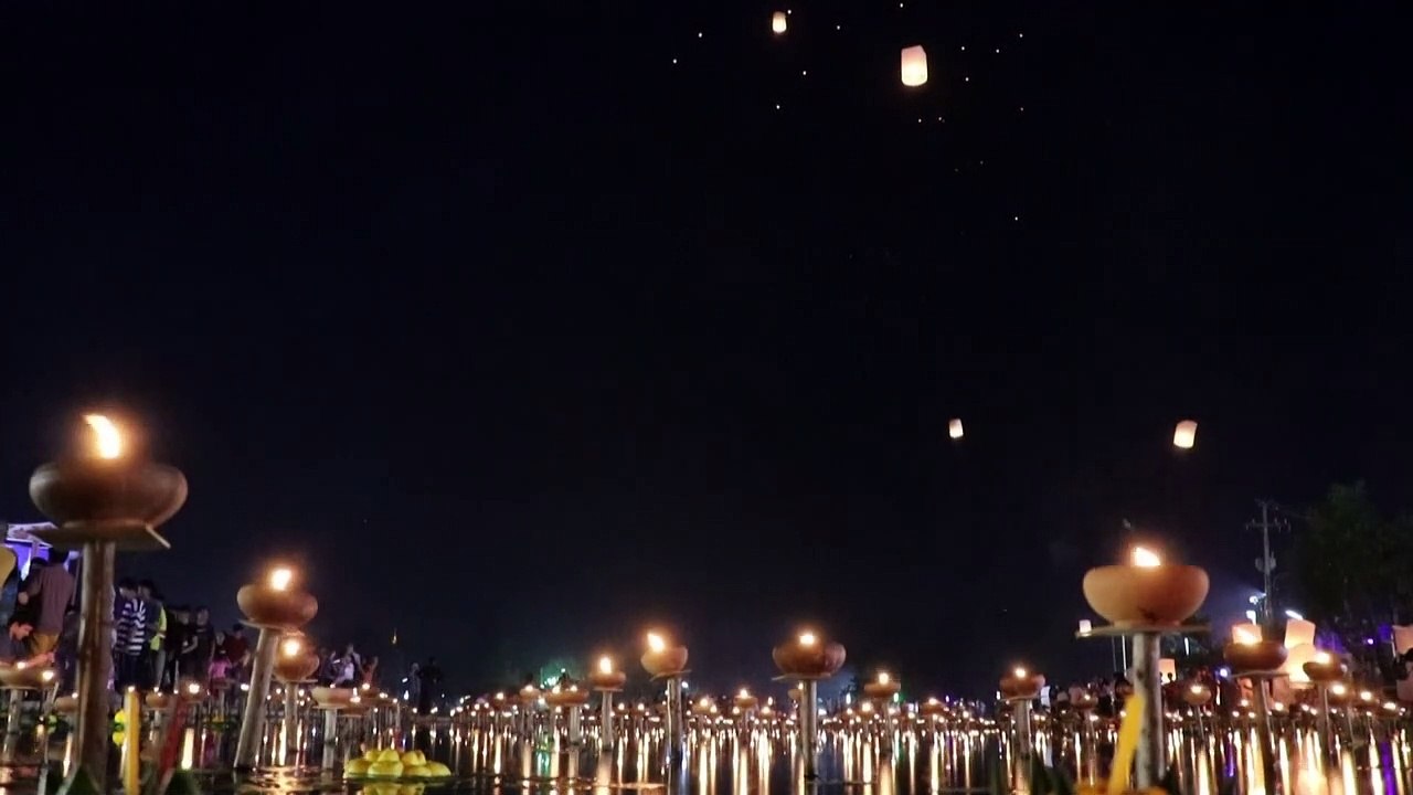 Sky glitters as lanterns released at Thai festival