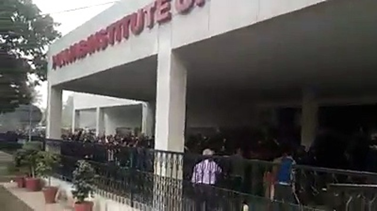 Lawyers attacked LahoreHospital - be safe