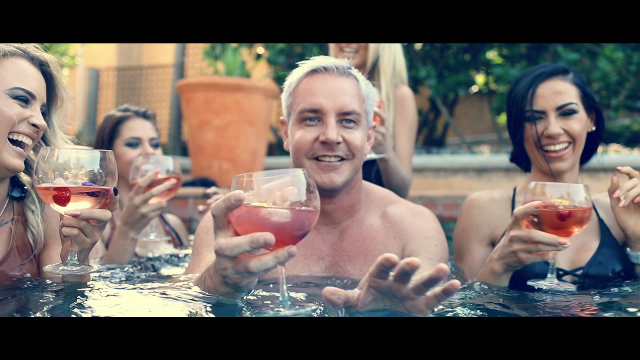 Deon Groot - Pienk Gin