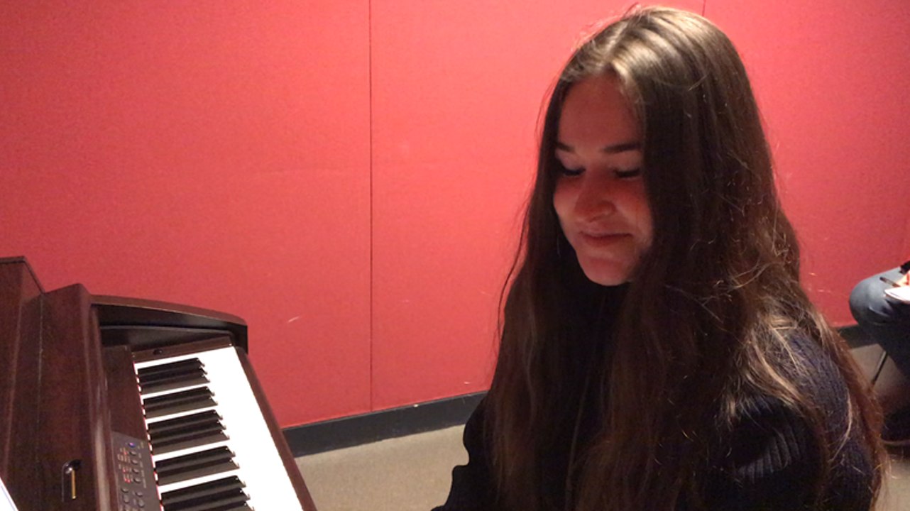 Jayde interprète Céline Dion, dans la salle de musique