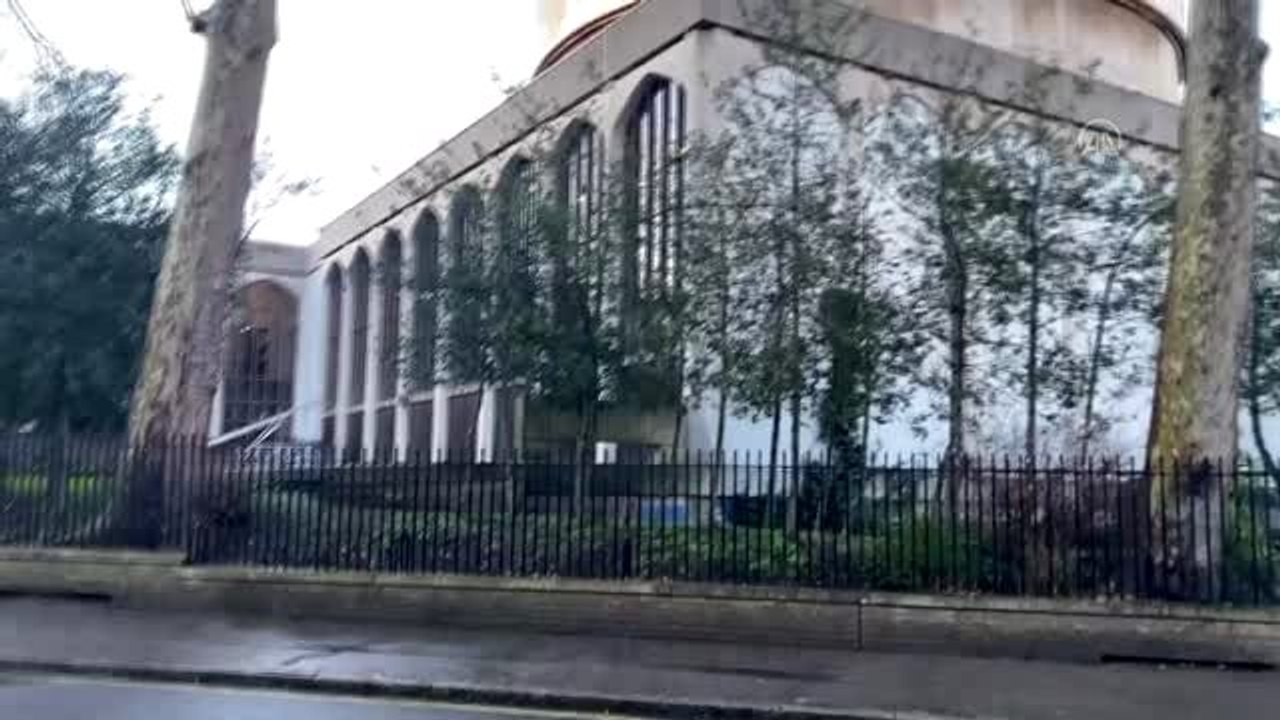 Bir kişi, camide namaz kılan din görevlisini bıçakladı