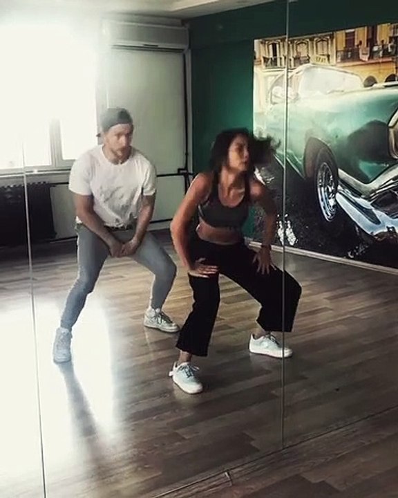 Demet Özdemir dansıyla sosyal medyayı salladı