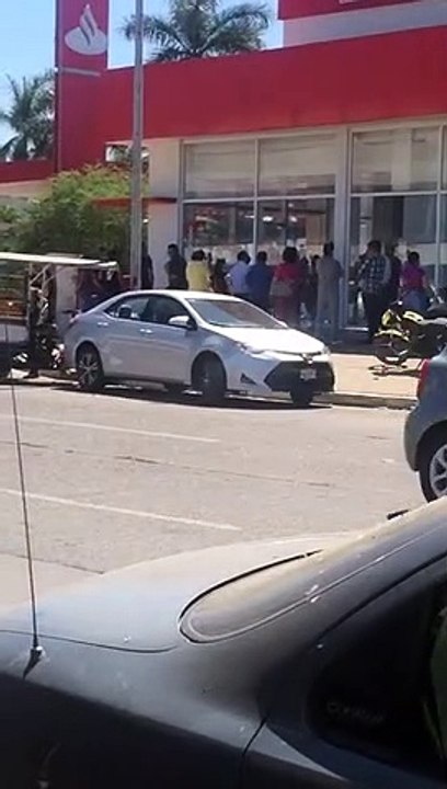 Atiborrran clientes los bancos de Sinaloa