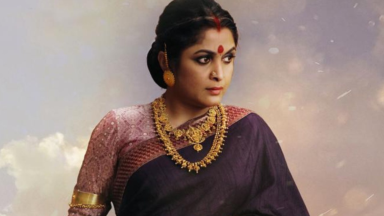 காருக்குள் மதுபான பாட்டில்கள்..சிக்கிய நடிகை