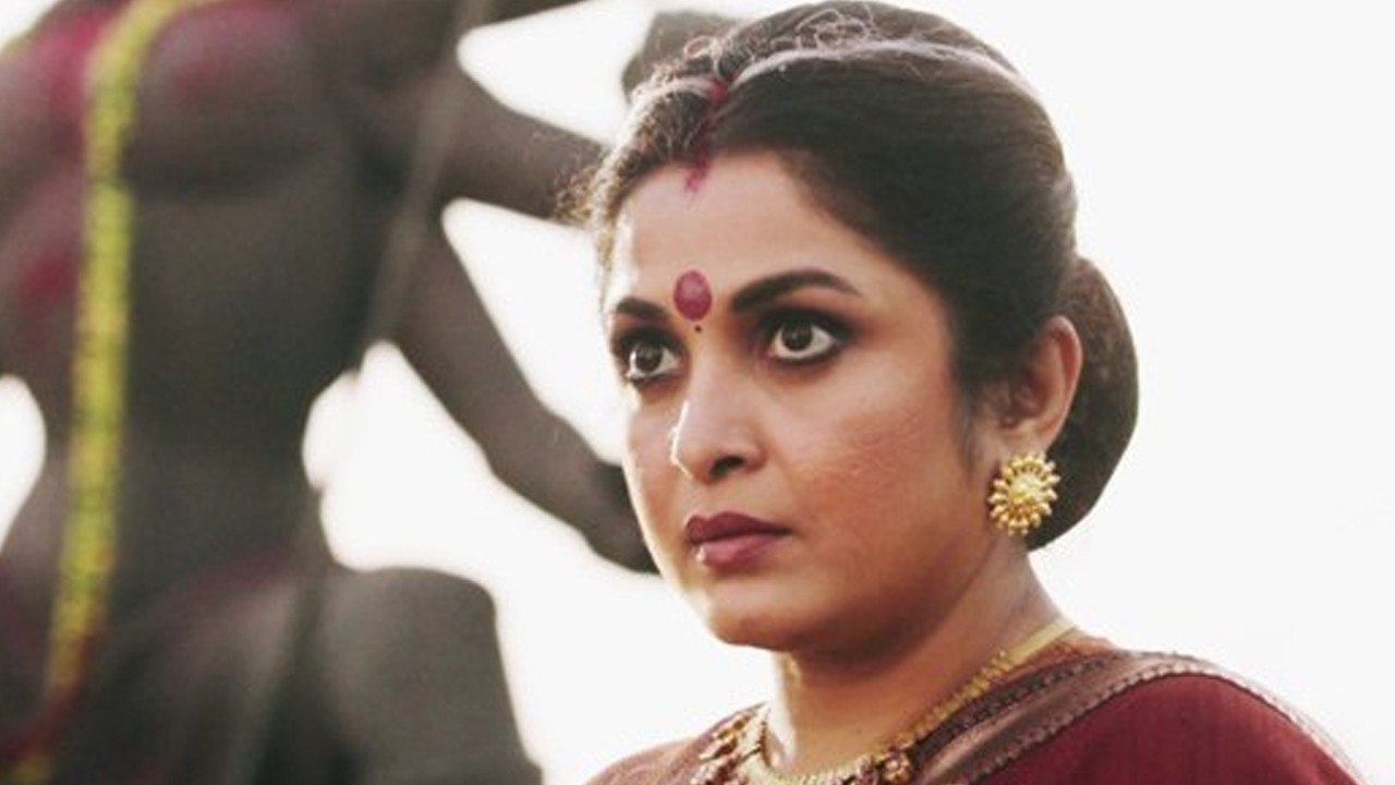 காருக்குள் மதுபான பாட்டில்கள்..சிக்கிய நடிகையின் டிரைவர்