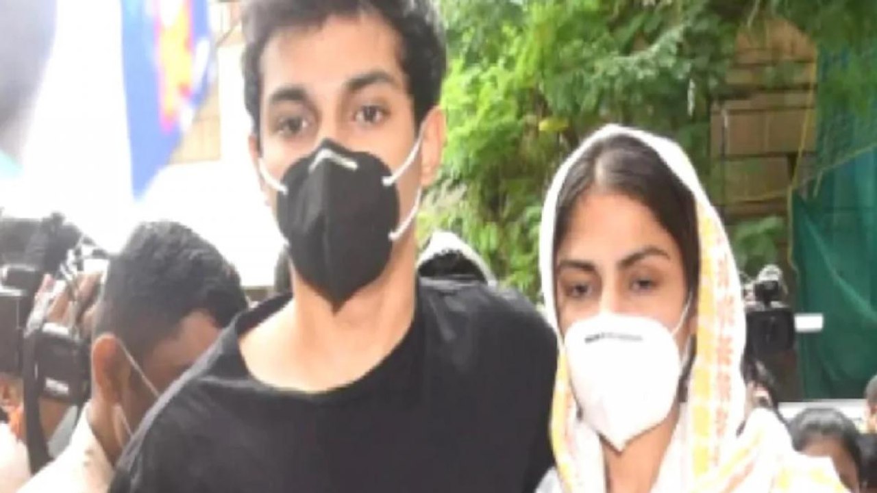 WhatsApp chat accessed: Watch Rhea-Showik's 'drug chat'