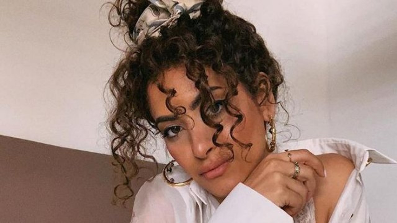 7 تسريحات شعر كيرلي سهلة وسريعة