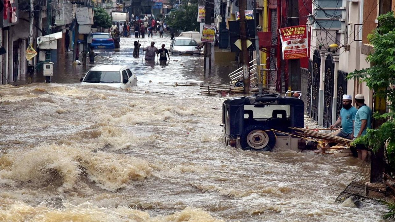 Heavy rains lashes AP-Telangana, IMD issues alert