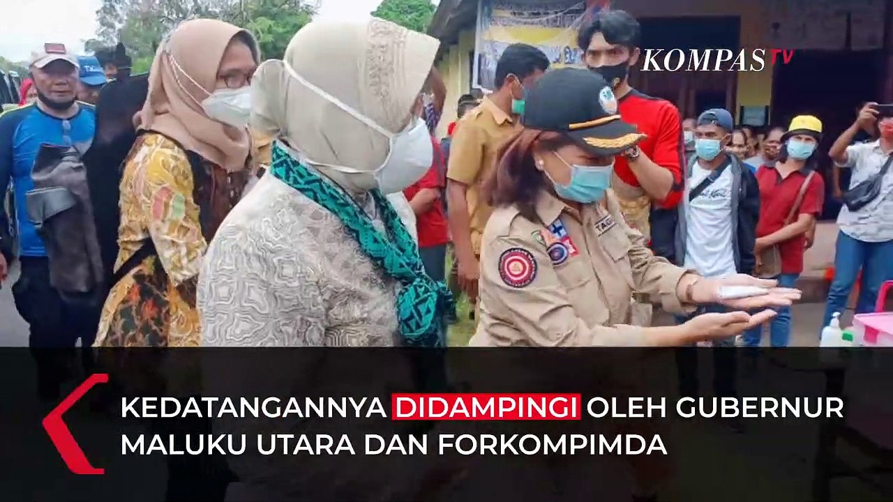 Risma Kunjungi Pengungsi Banjir di Halmahera Utara