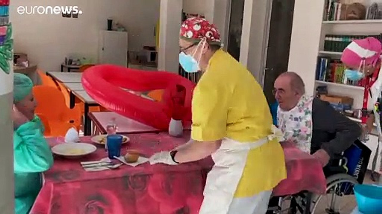 Il potere di un abbraccio. In una RSA di Alzano Lombardo un coppia si rivede dopo il vaccino