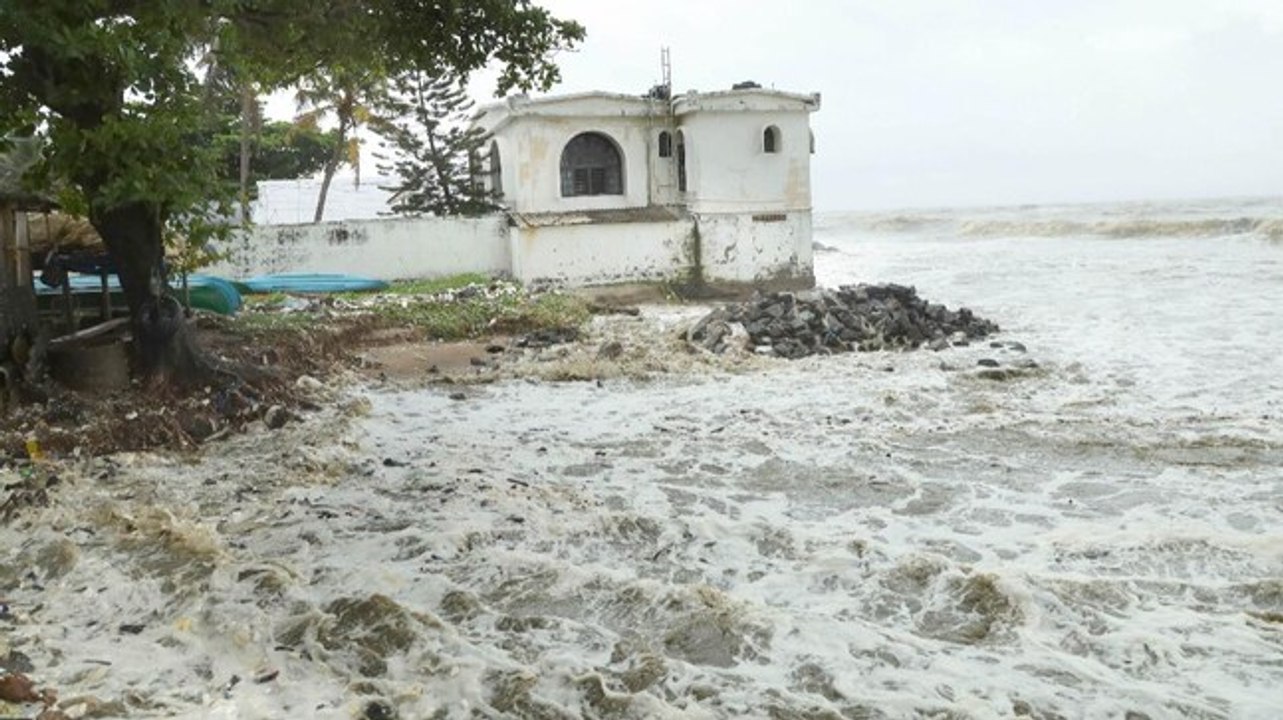 Heavy rains in Kerala as Cyclone Tauktae intensifies | Visuals