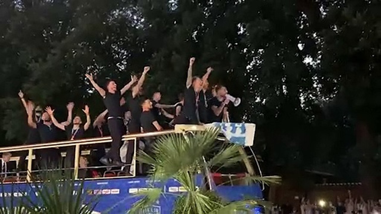 Euro2020, maxi assembramento davanti all'hotel degli Azzurri