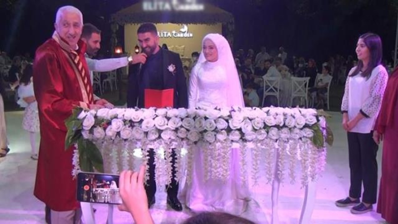 Damadın "Evet" dediği sırada arka fonda çalan şarkı salonu kahkahaya boğdu