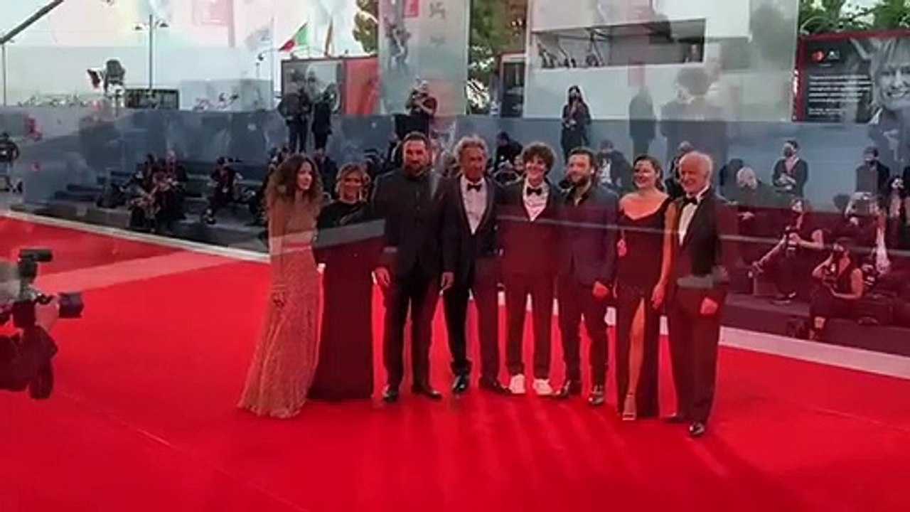 Sorrentino e il cast di 'È stata la mano di Dio' sfilano sul red carpet con 'Live Is Life' in omaggio a Maradona