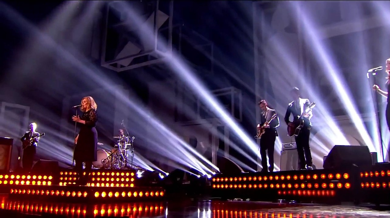 Adele Performant 'Rolling in the Deep' en Concert