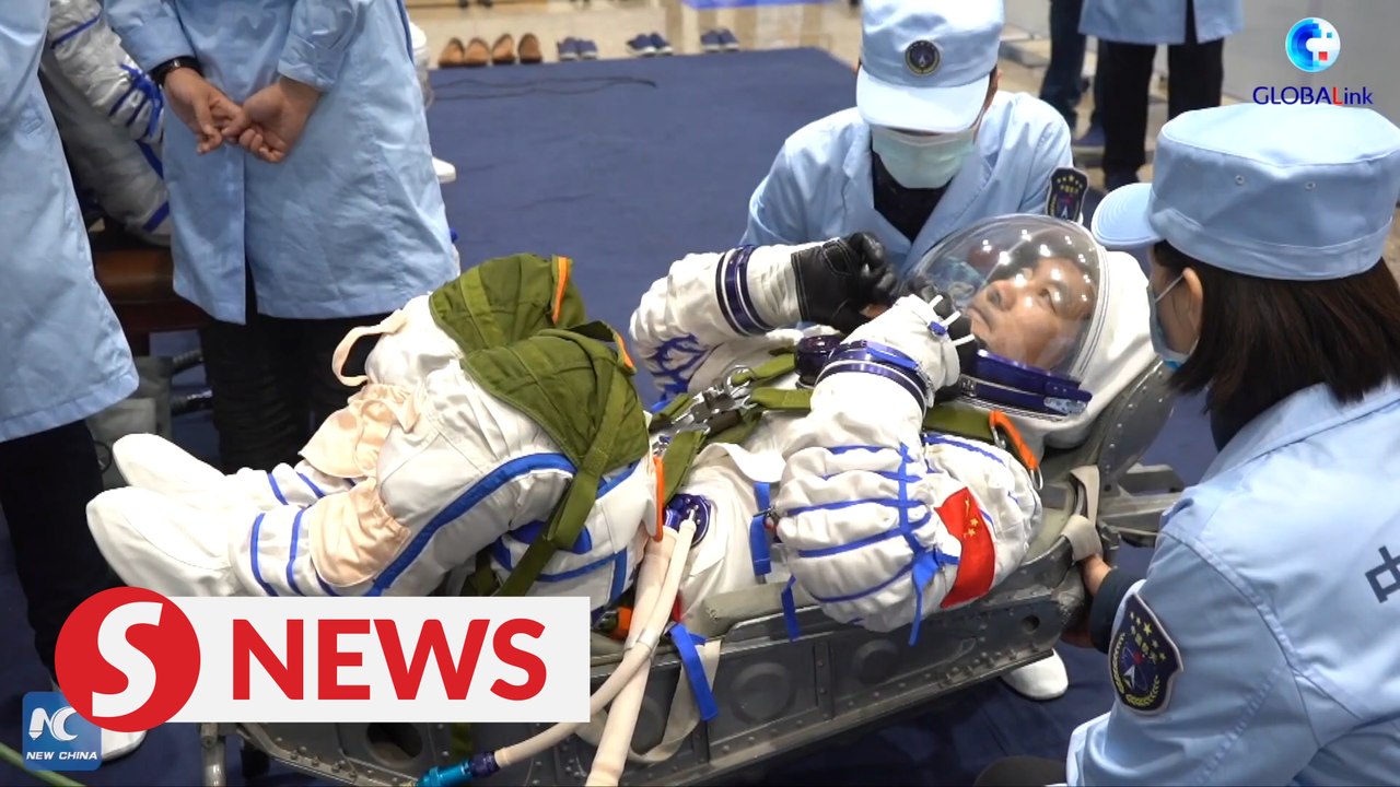How do Chinese astronauts train for crewed space mission?