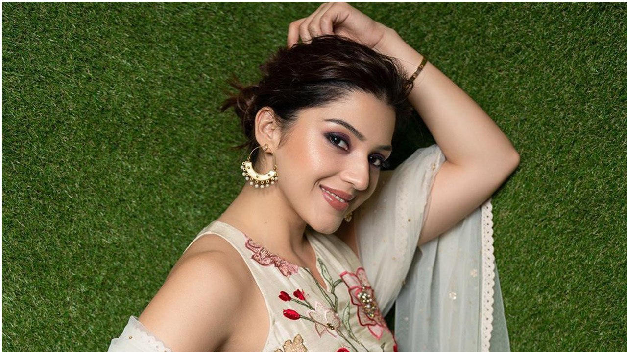 Mehreen Pirzada Latest Amazing Photoshoot Video